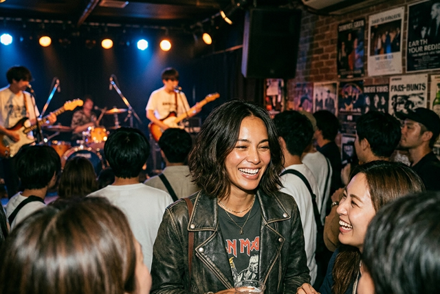 下北沢のライブハウスの外国人観光客