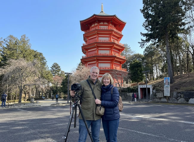 奥之院五重塔の前のインバウンド旅行客